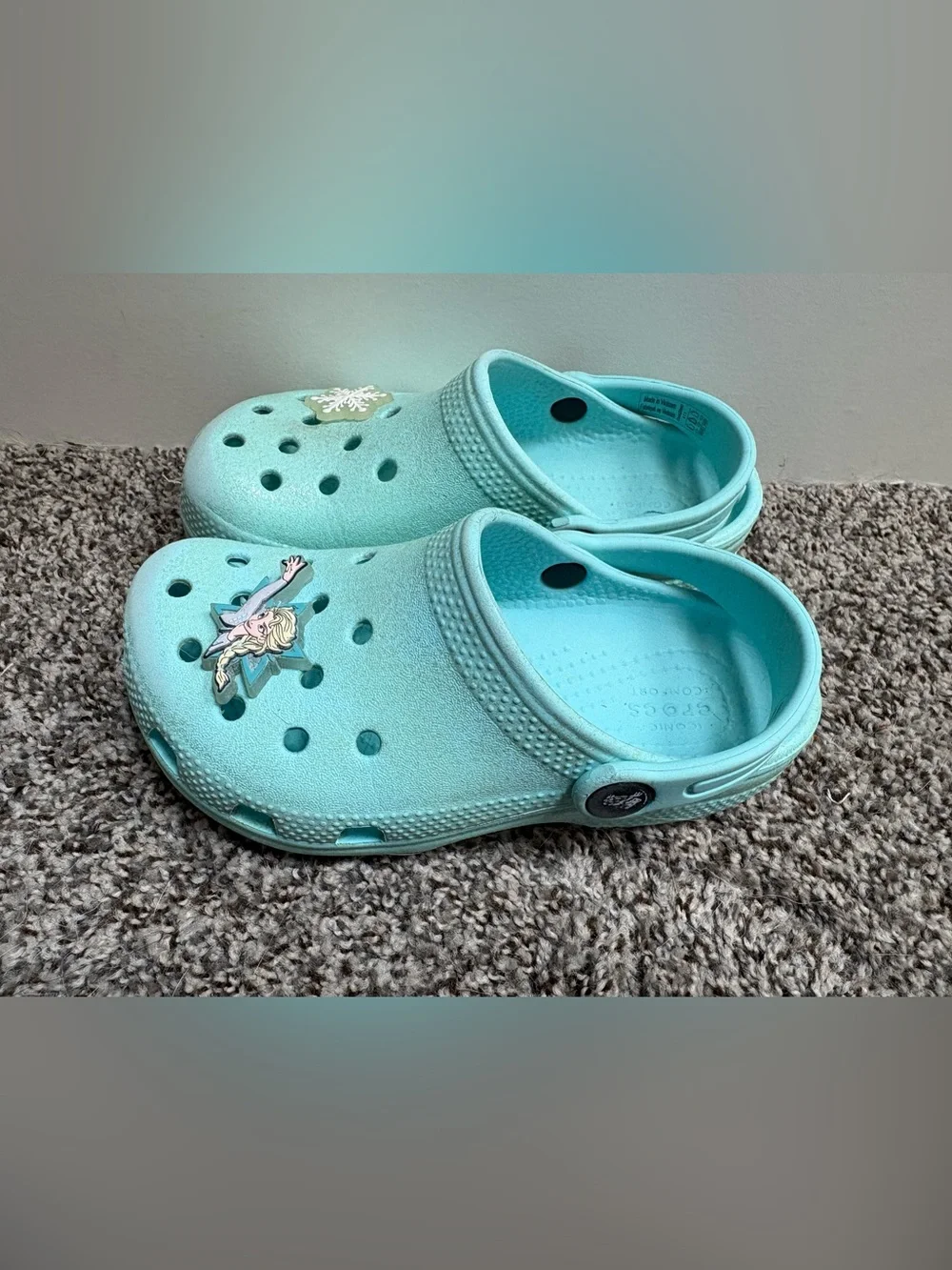 Crocs Light Blue Glitter Waterproof Clog w/ Elsa and Snowflake Charm Size 11c